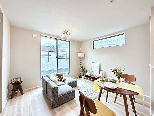 開放感を感じながら家族団らんが楽しめる２階リビング！　※家具はCGです