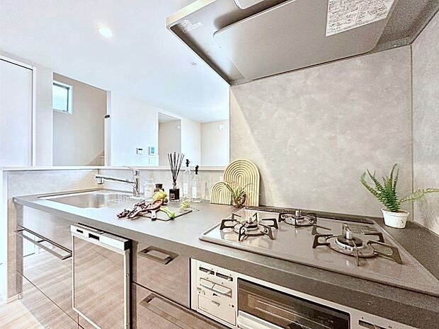 食洗機・浄水器・３ツ口コンロなどデザイン性も機能性も兼ね備えたシステムキッチン！