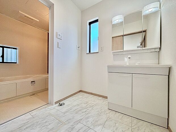 身支度もスムーズにおこなえる脱衣場         