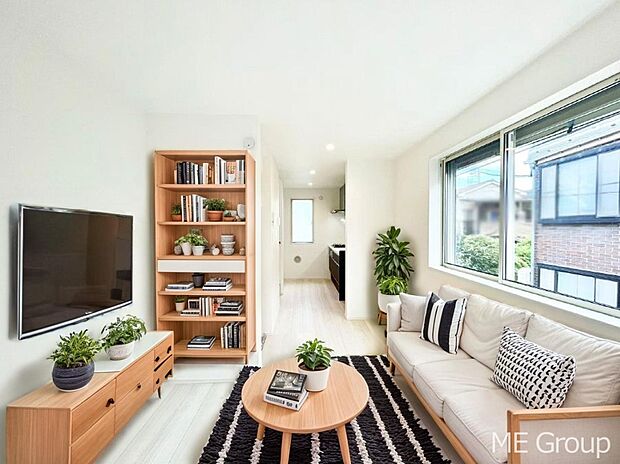 プライバシーも守れる2階リビングは明るく開放感たっぷり　※家具はCGです