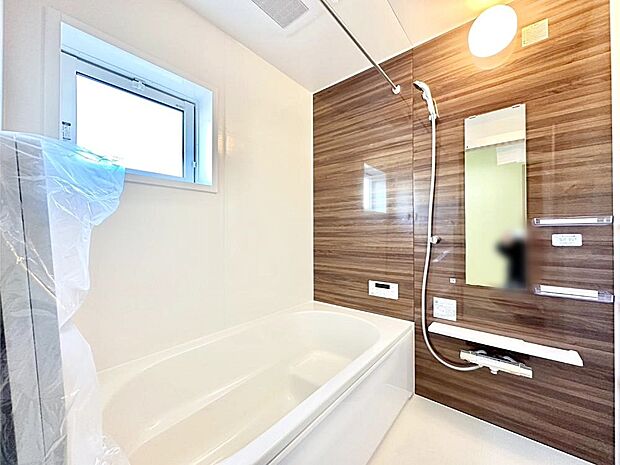 一日の疲れを癒してくれる明るい清潔感のあるバスルーム