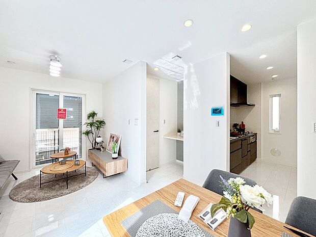 家族団らんの時間も増えそうなくつろぎのリビングダイニング。