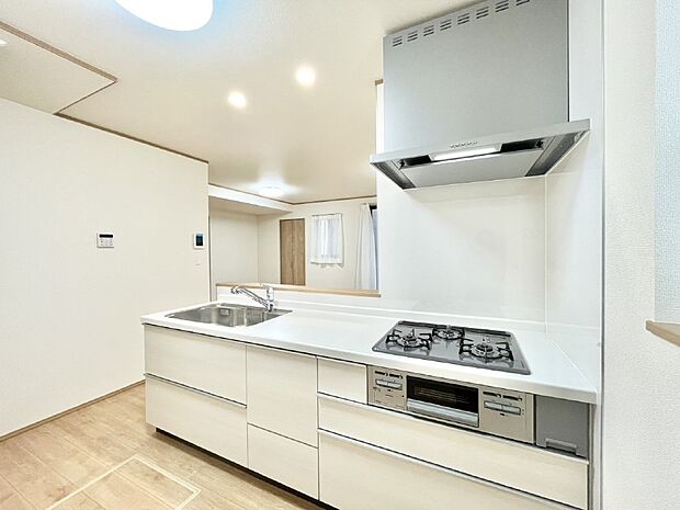 カウンター越しに楽しいおしゃべり。いつものお料理がもっと美味しくなりそうですね。