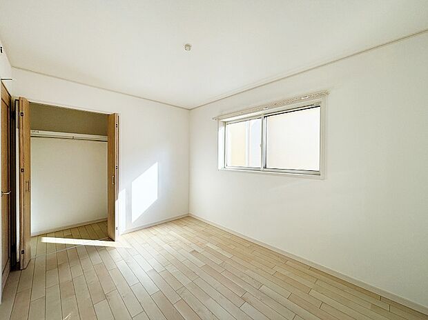 【寝室】収納が充実しているので、居住スペースを広く使えます。