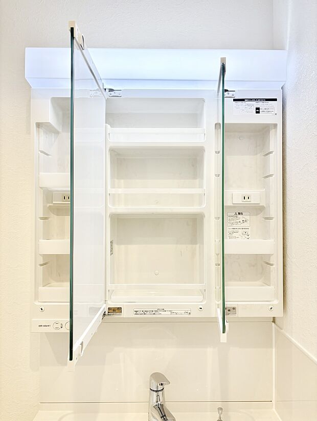 【三面鏡裏収納】三面鏡の裏に、化粧品や衛生用品などを収納可能。洗面台をすっきりと保ちます!