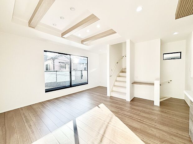 【リビングダイニング】大きな窓からたっぷりの陽光と風を感じられるリビング