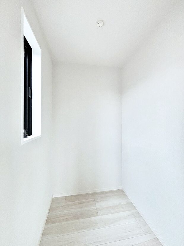 【ウォークインクローゼット】ウォークインクローゼット付きで生活空間を広く利用できます。