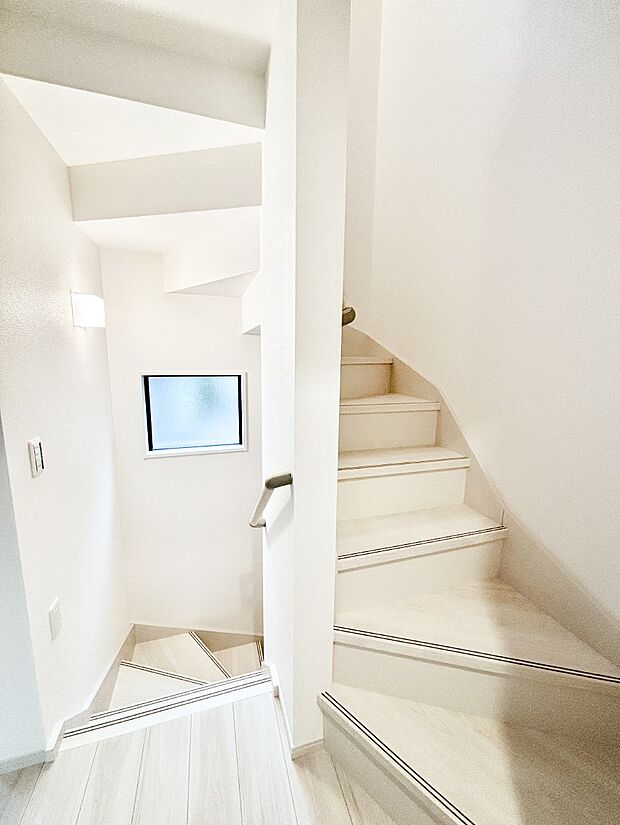 【その他内観】安全性を考慮し階段には手すりを設置しています