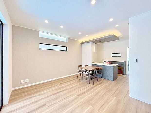 【リビングダイニング】明るい陽光が注ぎ、寛ぎの雰囲気に満たされるリビング・ダイニング。