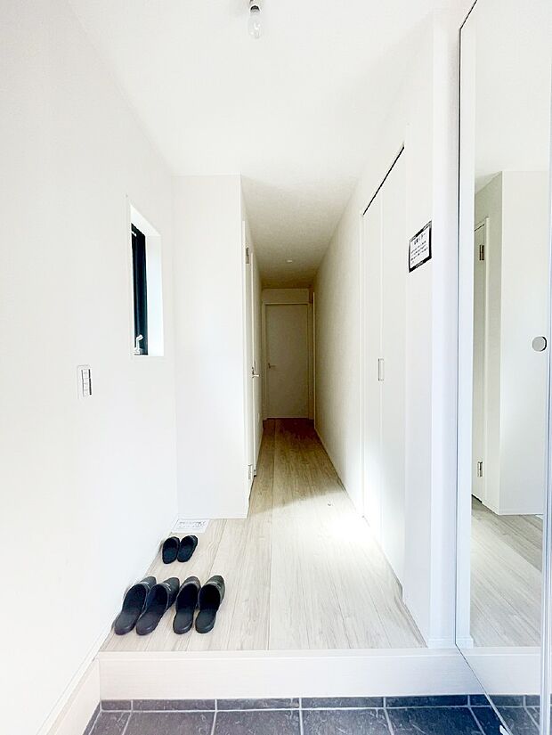 【玄関】家族の帰宅やお客様をあたたかく迎える玄関