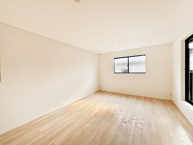 【ダイニング】明るい陽光が注ぎ、寛ぎの雰囲気に満たされるダイニング。