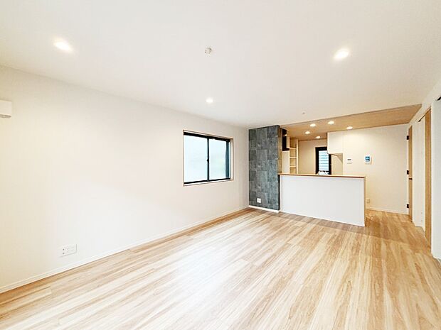 【リビング】ご家族の賑やかな話し声で包まれる明るいリビング