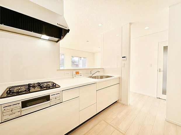 【ダイニングキッチン】カウンター越しに楽しいおしゃべり。いつものお料理がもっと美味しくなりそうですね