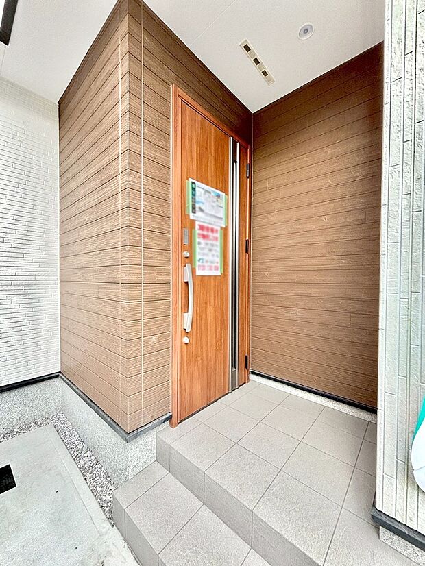 【玄関】大切な家族、来客を出迎える玄関。