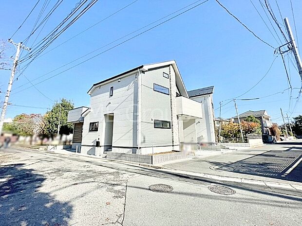 【前面道路含む現地写真】角地なので日当たりも良く、お家が堂々として見えます。