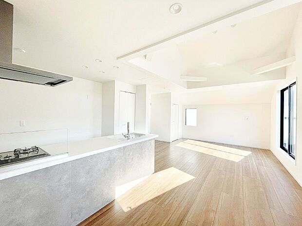 【ダイニング】シンプルなデザインなのでインテリアを考えるのも楽しみですね!