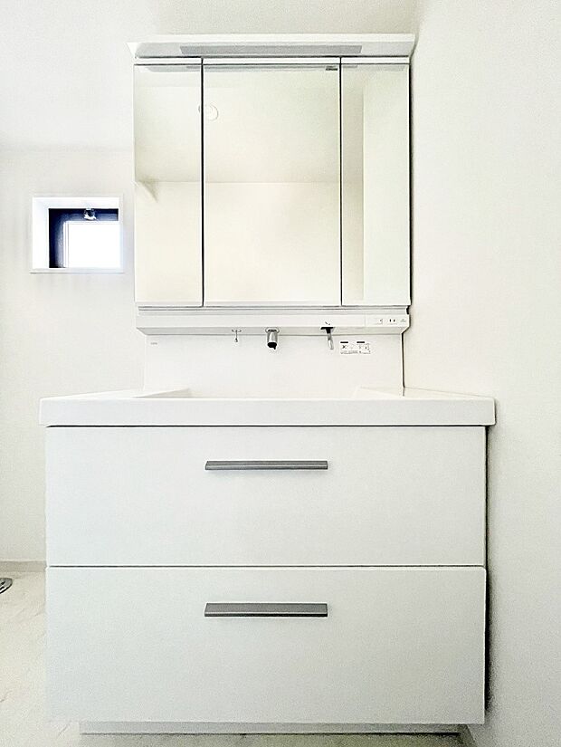 【洗面台・洗面所】三面鏡の裏に、化粧品や衛生用品などを収納可能。洗面台をすっきりと保ちます!