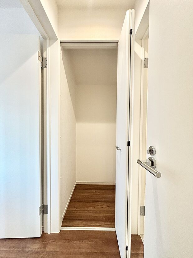 【収納】2階ホール収納には掃除用品や日用品のストックなどを収納できます。