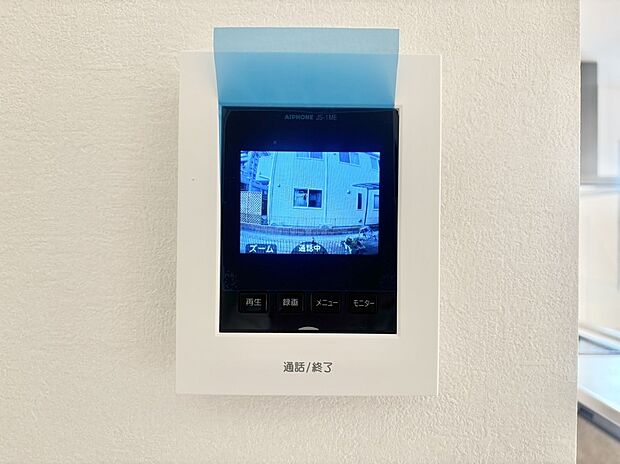 【TVモニター付きインターフォン】訪問者が一目でわかる安心のＴＶモニター付きインターホン。 