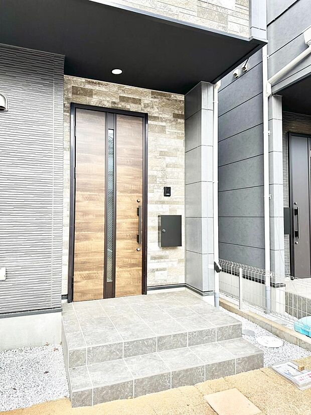 【玄関】大切な家族、来客を出迎える玄関。