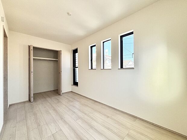 【キッチン】リビングを見渡せる人気のカウンターキッチン。 家族を見守りながら家事をすることができます。