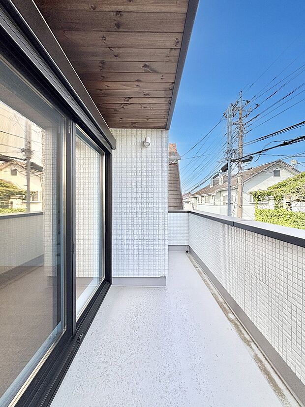 【バルコニー】気持ちよい陽光と風を感じられます