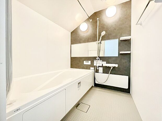 【浴室】落ち着いた雰囲気でゆっくりお寛ぎいただけるバスルーム。