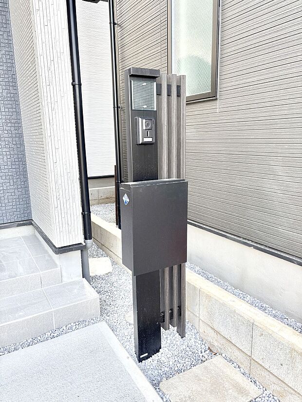 【その他現地】シンプルデザインのポスト。