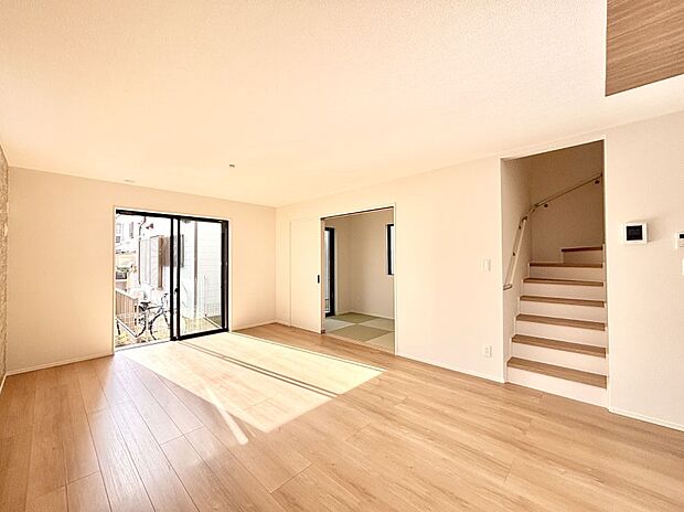 【ダイニング】リビング階段が家族の笑顔と会話をつないでくれます  