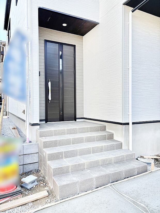 【玄関】住まいの顔を演出する、玄関ドア。