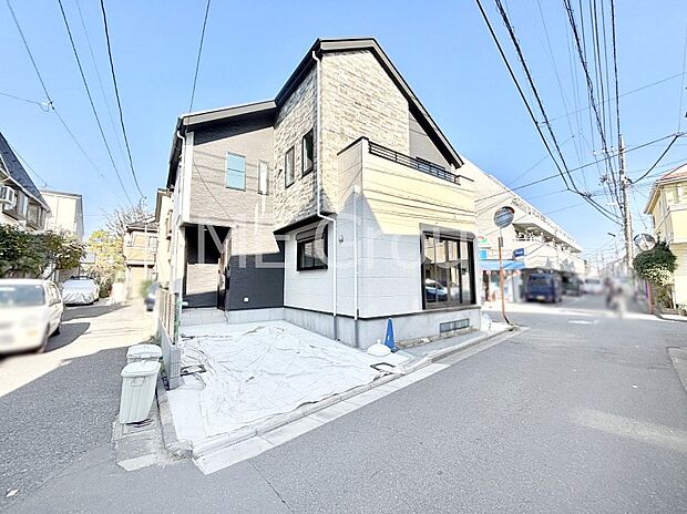 【現地外観写真】暮らしやすさと居心地の良さにこだわったシンプルで飽きのこないデザイン !