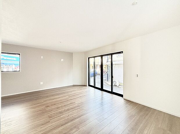 【ダイニング】明るい陽光が注ぎ、寛ぎの雰囲気に満たされるダイニング。