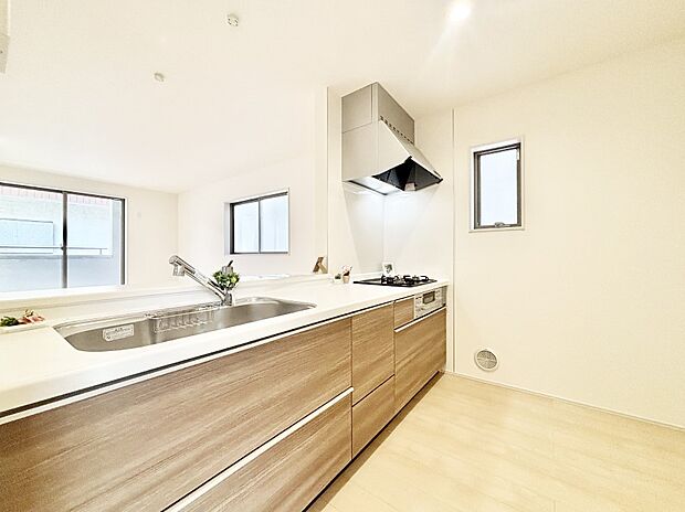 【ダイニングキッチン】料理をしながらご家族との会話を楽しめる対面カウンターキッチン