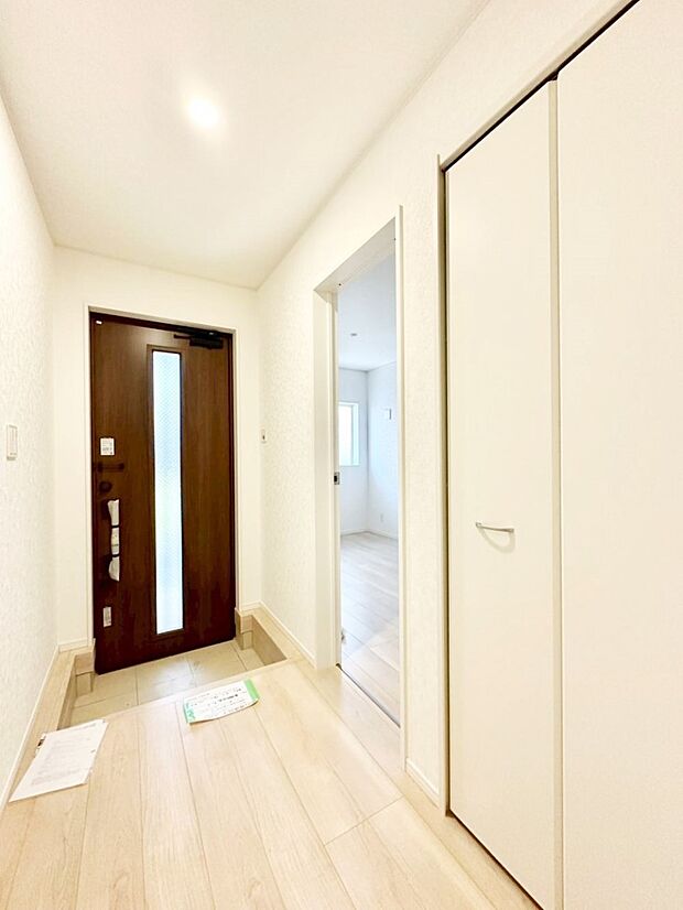 【玄関】ガラススリットの入った玄関ドアが室内に光を届けてくれます