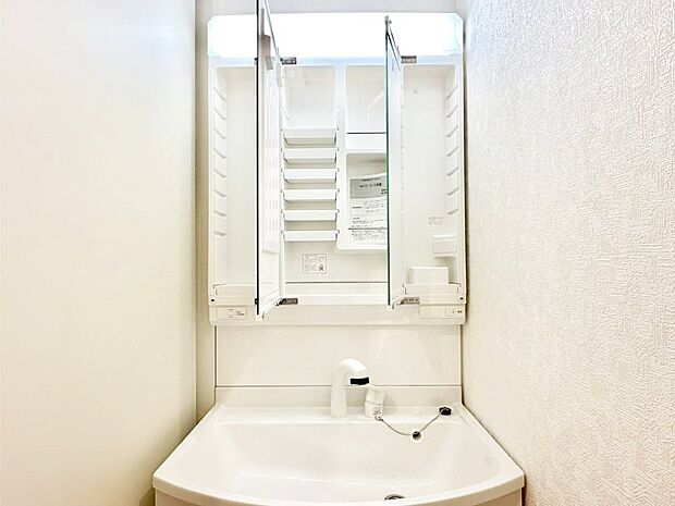 【三面鏡裏収納】三面鏡の裏に、化粧品や衛生用品などを収納可能。洗面台をすっきりと保ちます！