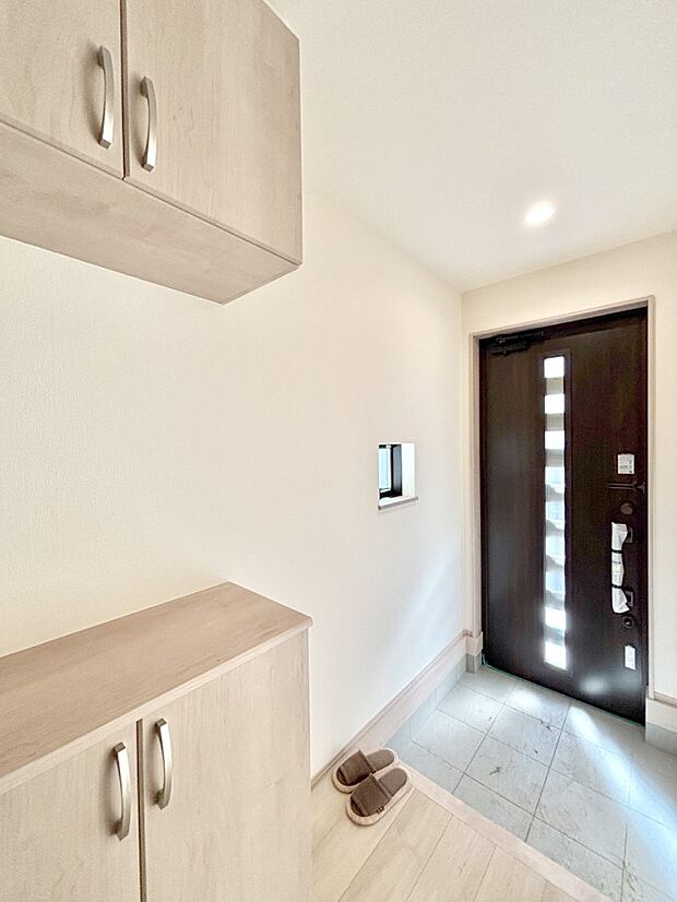 【玄関】明るい玄関はお客様をお出迎えするのにぴったりです！ 