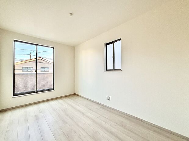 【洋室】バルコニーが開放感をプラスしてくれる洋室   