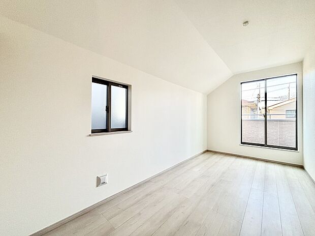 【寝室】明るいバルコニーサイドに洋室を設置。目覚めの良い寝室に。  