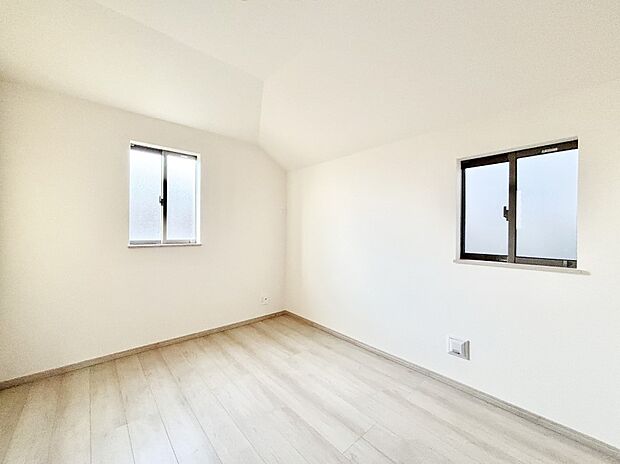 【洋室】2面採光を確保した明るい空間。家族みんなが快適な暮らしを実現する設計です。