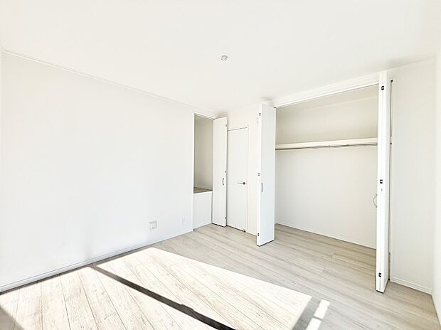 【寝室】収納が充実しているので居住スペースを広々使えます