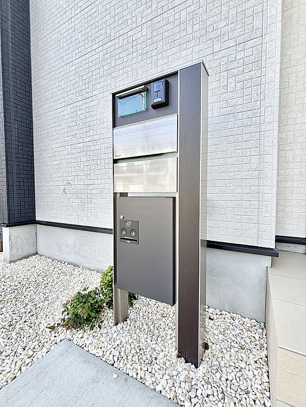 【その他現地】表札・インターホン・ポスト・宅配BOXをひとつに集約。エントランスになじむシンプルデザイン。