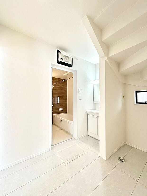 【脱衣場】清潔感のある快適空間です。毎日の身支度も気持ち良くお使い頂けます。 