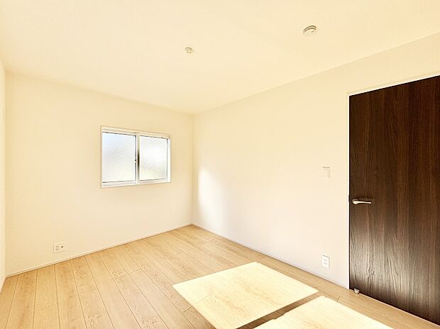 【子供部屋】窓からのやさしい光が心地よいプライベートルーム