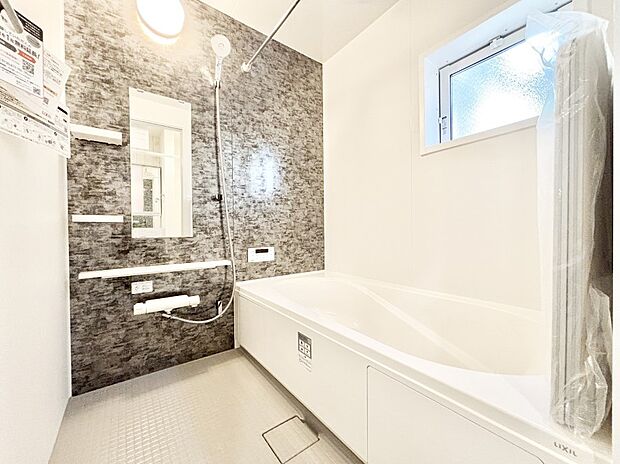 【浴室】一日の疲れを癒してくれる明るい清潔感のあるバスルーム