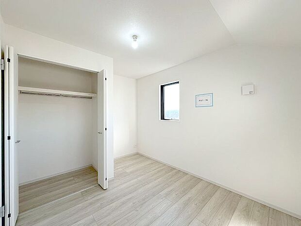 【寝室】収納が充実しているので居住スペースを広々使えます  