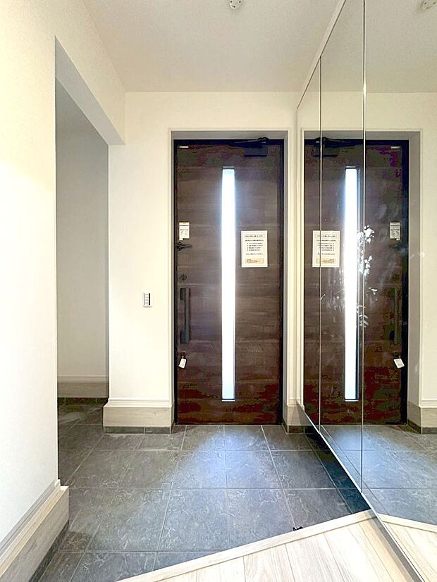 【玄関】明るい玄関はお客様をお出迎えするのにぴったりです！ 