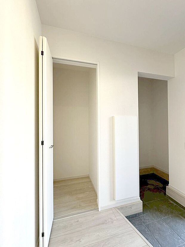 【玄関ホール収納】玄関ホール収納です。掃除道具やお出かけ用グッズの収納に便利です。
