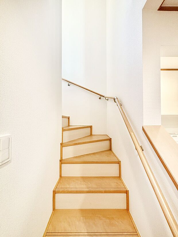 【その他内観】階段は手すり付きなので小さなお子さまやご高齢の方も安心です