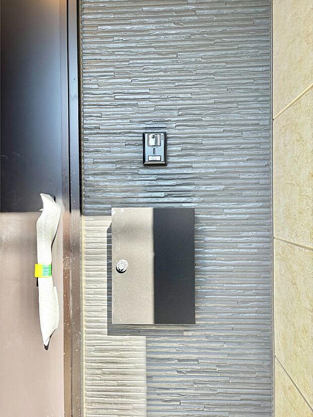 【その他現地】シンプルデザインのポスト。