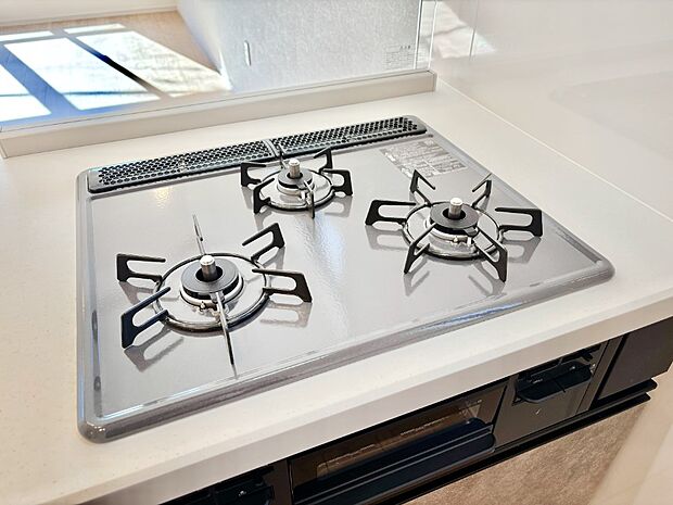 【Ｓｉセンサーコンロ】ガスコンロはＳｉセンサー搭載。火力調節や焦げ付き・消し忘れも防いでくれます。